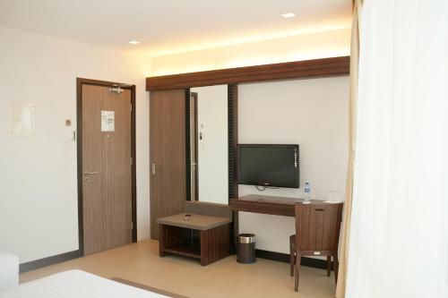 TV a/nebo společenská místnost v ubytování D'Hotel & Suites