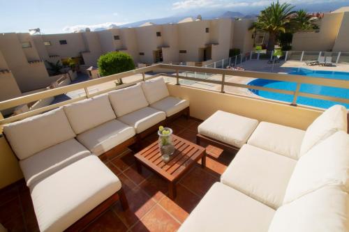La TejitaにあるMEDANO4YOU Casa Magic 3のバルコニー(白い家具、スイミングプール付)