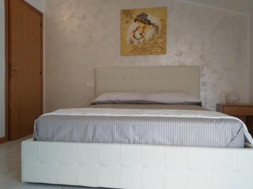 Ce lit se trouve dans une chambre dotée d'un matelas blanc. dans l'établissement Casa Mar.e, à Grottammare