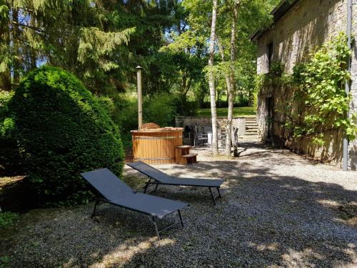 a couple of chairs and a bench in a yard at Le portail des Ardennes in Nassogne