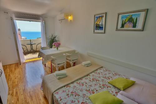 Postel nebo postele na pokoji v ubytování Apartments Trešnja