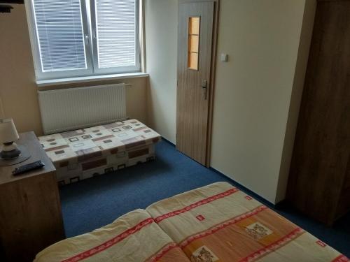什圖羅沃的住宿－CENTRO，一间卧室设有两张床和窗户。