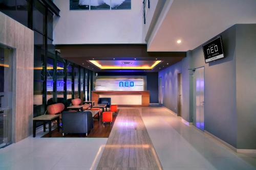 TV a/nebo společenská místnost v ubytování Hotel Neo Candi Simpang Lima - Semarang by ASTON