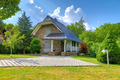 una casa de ladrillo con techo de gambrel en Holiday Home Villa Sara, en Bihać