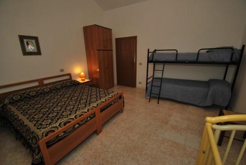 Dante/Pino في Tocco da Casauria: غرفة نوم بسريرين بطابقين في غرفة