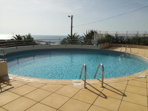 une grande piscine avec vue sur l'océan dans l'établissement 483 Chemin de Saint-Clair, à Sète