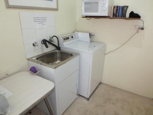 Kuchyň nebo kuchyňský kout v ubytování Norfolk Motor Inn