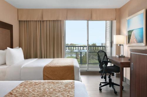 Llit o llits en una habitació de Ramada by Wyndham Belleville Harbourview Conference Center