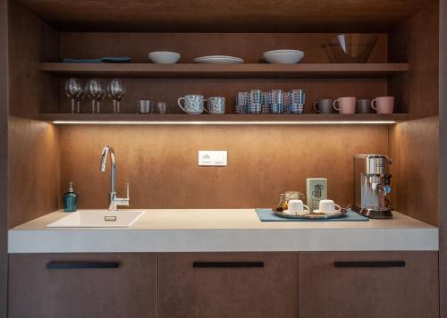 cocina con fregadero y cafetera en Cosy Design Apartment IV en Brno