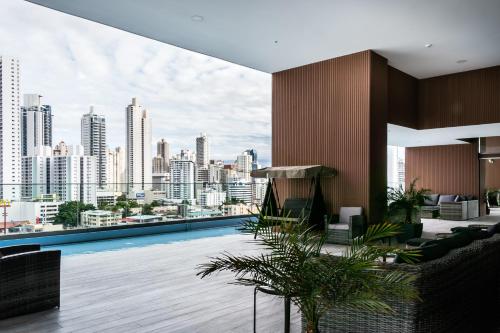Kolam renang di atau dekat dengan Delightful Ocean View Apartment - PH Quartier Del Mar