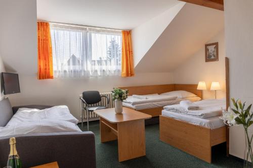 Un pat sau paturi într-o cameră la Hotel Kanarek