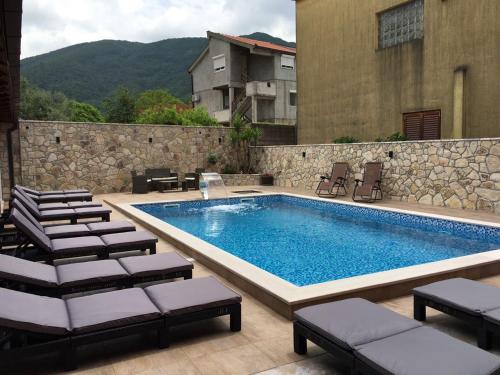 Bazén v ubytování Guest House Villa Živanović nebo v jeho okolí