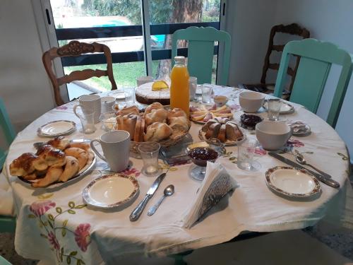 stół ze śniadaniem składającym się z ciastek i soku pomarańczowego w obiekcie La Marea B&B w mieście Tigre