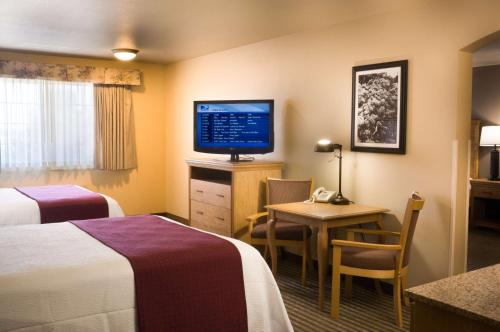 Säng eller sängar i ett rum på Best Western Plus Caldwell Inn & Suites