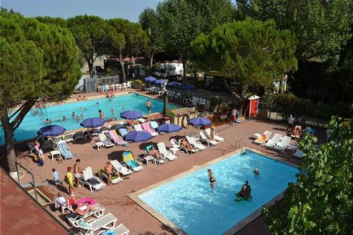 an overhead view of a swimming pool with people in it at Mobilhome Standard in Tuoro sul Trasimeno