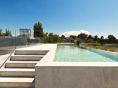 una piscina con scale accanto a un edificio di Noa Boutique Hotel a Santa Cruz de Oleiros