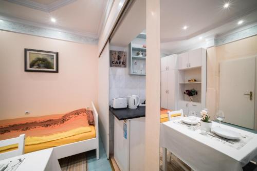 Camera piccola con letto e tavolino di White Pearl Apartment a Belgrado