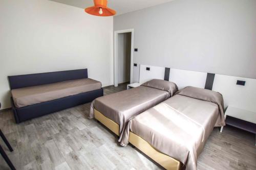 1 dormitorio con 2 camas en una habitación en gambisa street, en Soliera