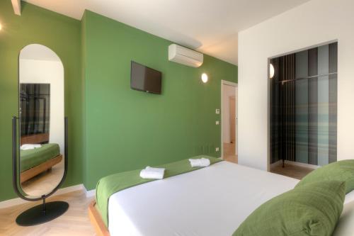 Una cama o camas en una habitación de Metropolitan Suites
