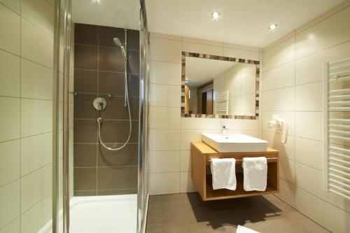 a bathroom with a shower and a sink at Apart Miramunt in Ladis