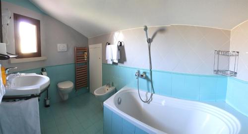 A bathroom at Country House La Foggetta