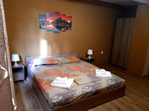 1 dormitorio con 1 cama y 2 mesas con lámparas en Guest House IDeR en Sapareva Banya