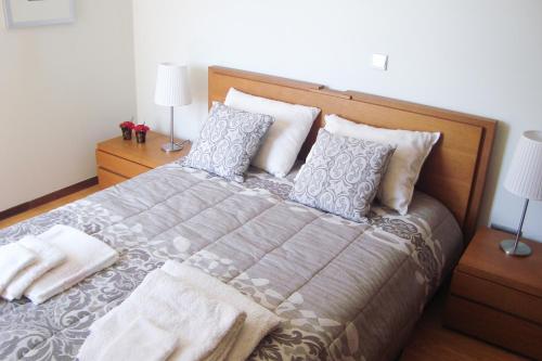 a bedroom with a large bed with pillows at The River's Whisper Apartment in Geres