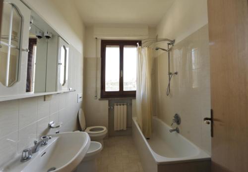 La salle de bains est pourvue d'un lavabo, d'une baignoire et de toilettes. dans l'établissement Tommaso 1 Sopra, à Tuoro sul Trasimeno