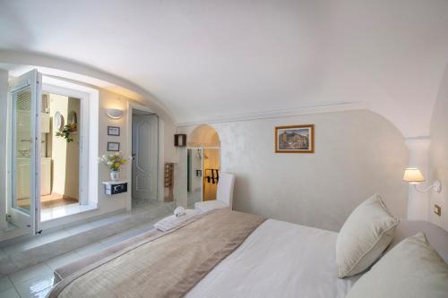 アマルフィにあるVilla Lauro Dependanceの白いベッドルーム(大型ベッド1台、窓付)