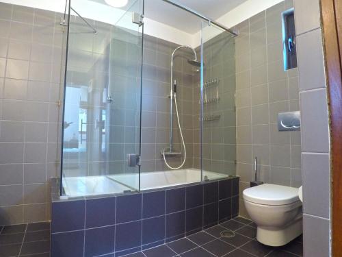 KerateaにあるLuxury Villa with Private Poolのシャワーとトイレ付きのバスルーム