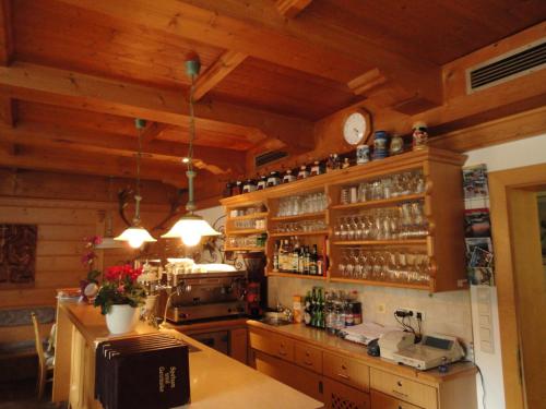 a kitchen with wooden ceilings and a counter with a stove at Pension Appartementhaus Bergland in Biberwier
