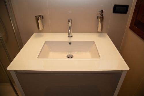 a white sink in a small bathroom at Azul - privacy tranquillità natura e mare in Rosolina Mare