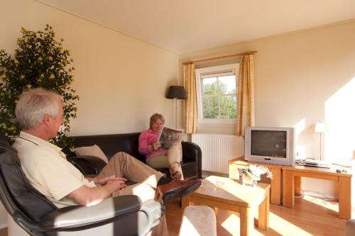 een man en een vrouw in een woonkamer bij Twente 6 persons in Rijssen