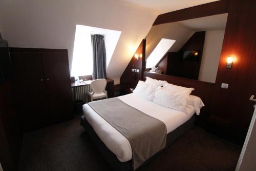 Кровать или кровати в номере Hotel des Tonneliers