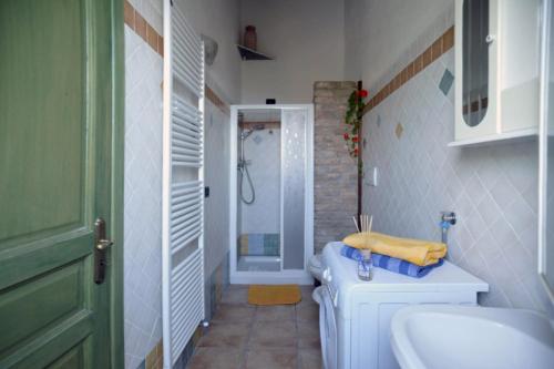 een badkamer met een toilet, een wastafel en een douche bij Tutti Frutti in Pompeiana