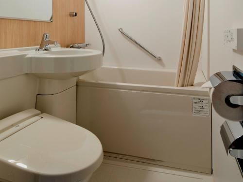 ein kleines Bad mit WC und Waschbecken in der Unterkunft ALPHABED INN Takamatsuekimae 303 / Vacation STAY 36564 in Takamatsu