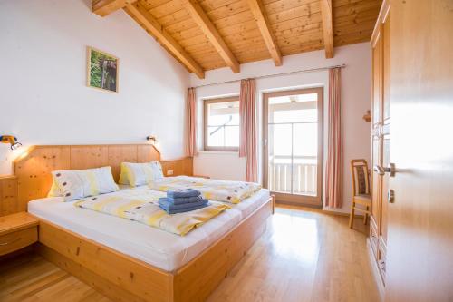 a bedroom with a large bed in a room at Haus Wailand by Alpin Bookings in Dienten am Hochkönig
