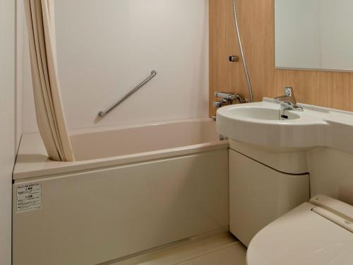 高松的住宿－ALPHABED INN Takamatsuekimae 201 / Vacation STAY 36554，一间带水槽、浴缸和卫生间的浴室