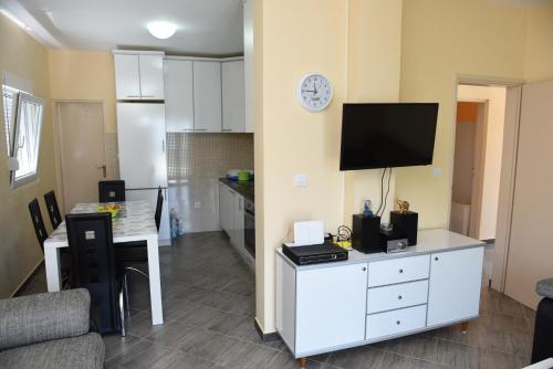 Телевизор и/или развлекательный центр в Boka Bayview Apartments
