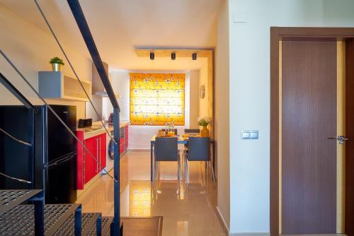 a kitchen and dining room with a table and chairs at La Macarena Airport in Málaga