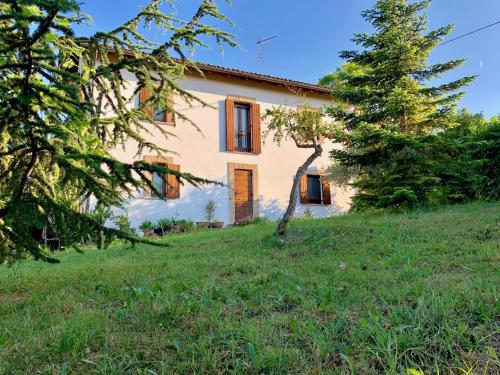une maison sur une colline avec des arbres devant elle dans l'établissement Il Melograno, à Torino di Sangro