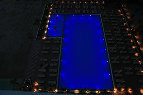 a blue screen on the side of a building at night at Hotel GRINT in Golem