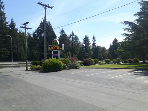 a motel sign in the middle of a parking lot at Fuller Lake Chemainus Motel in Chemainus