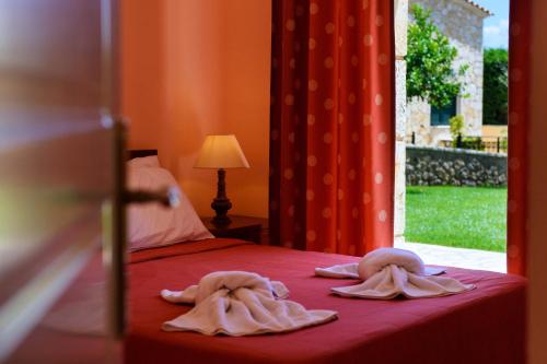 Postel nebo postele na pokoji v ubytování Luxury Villa Lemonia with Private Pool