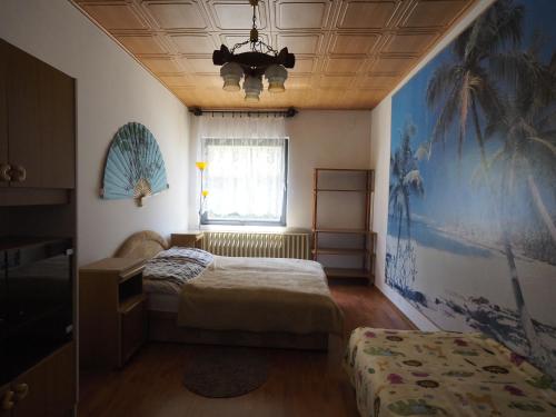 - une chambre avec deux lits, une fenêtre et un plafond dans l'établissement Hoffman Apartment, à Balatonszárszó