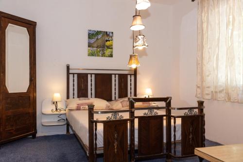 ein Schlafzimmer mit einem Bett mit 2 Tischen und einem Spiegel in der Unterkunft Holiday House Markoč in Grohote
