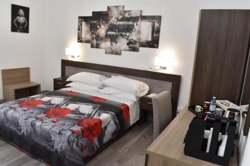 una camera d'albergo con letto e tavolo di B&B Vicomare a Crotone