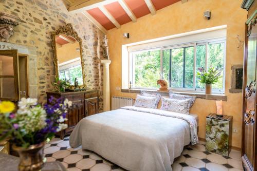 - une chambre avec un lit et une grande fenêtre dans l'établissement La maison de Raphaël, à Tournon-sur-Rhône