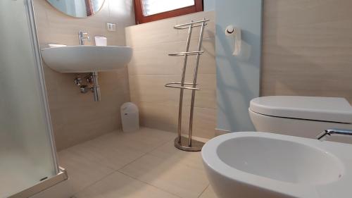 een badkamer met een toilet en een wastafel bij casa Ciclopi in Acitrezza