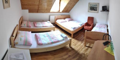 Ένα ή περισσότερα κρεβάτια σε δωμάτιο στο Penzion Na Bařinách